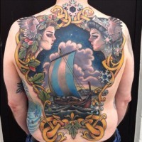 Tatuaje en la espalda, barco vikingo en marco y dos chicas