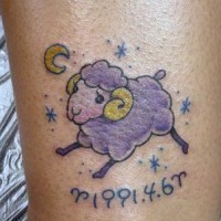 Tattoo mit märchenhaftem violettem Schaf mit dem Mond und Sternen an der Wade