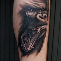 Bein Tattoo von abschreckender schreiender Gorilla in Schwarz