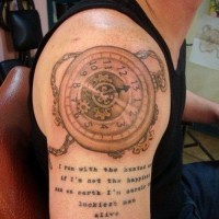 citazione stampa a cinque righe con orologio antico tatuaggio su spalla
