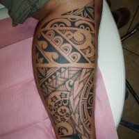 Tatuaggio sulla gamba i disegni in stile tribale