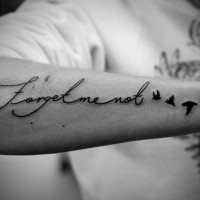 non dimenticarmi scritto con uccelli tatuaggio su braccio
