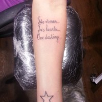 Tattoo mit Zitat über Freundschaft mit nichtfarbigem Stern am Arm