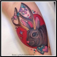 Tatuaje en el antebrazo,
conejo encantador con cuernos y corazón