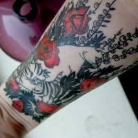 Tatuaje en el antebrazo, jardín de amapolas con gatos