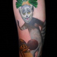 Oberarm Tattoo mit süßem Lemur King Julien aus 