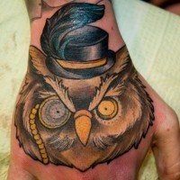 divertente gentiluomo gufo animale colorato tatuaggio su mano