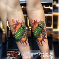 Divertido tatuaje de pickle rick en el antebrazo
