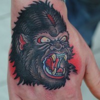 Tatuaje en la mano, 
gorila con colmillos afilados, old school