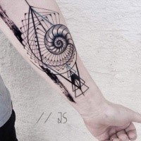 Tatuaggio avambraccio in inchiostro nero di stile gemonetrico con triangoli