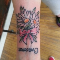 bellissimi fiori camomilla con fiocco rosa tatuaggio femminile su braccio