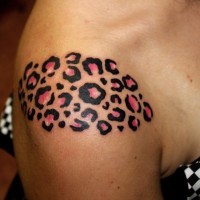 Tatuaje en el hombro, impresión del guepardo de color rosa