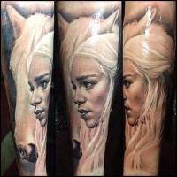 Precioso Daenerys con tatuaje de caballo blanco