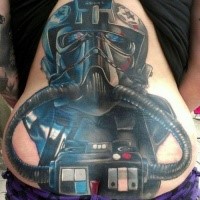 Magnífico tatuaje de piloto de Star Wars pintado de colores en la espalda