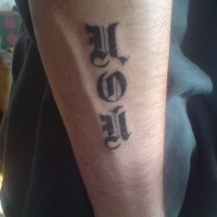 lettere scritte gotico tatuaggio su braccio