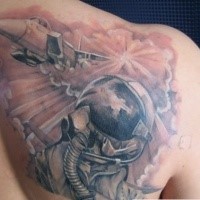 Tatuaggio scapolare dipinto a pennello dipinto di grigio, abbinato al jet da combattimento