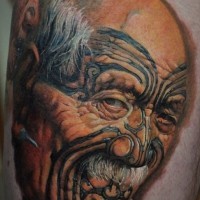 grande testa indiano con coloritura tatuaggio avambraccio