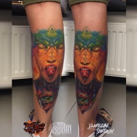 Gran tatuaje de arte abstracto en la pierna