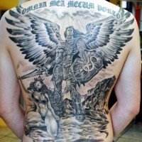Tatuaje en la espalda, ángel guerrero y chica de rodillas