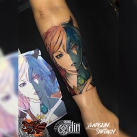 Grande tatuagem de anime no antebraço