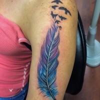 Tatuaje en el brazo, pluma estupenda detallada con aves diminutas