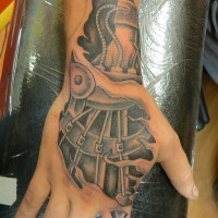 Super schwarzweißes  Tattoo von mechanischen Teilen unter zerrissener Haut am Arm
