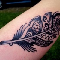 Tatuaje en el antebrazo,
pluma de una ave fantástica