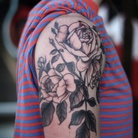 grigio nero e bianco fiore rosa annata tatuaggio su braccio superiore