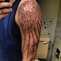 Großartiges Tattoo von schwarzweißem Flügel  für Männer am Oberarm