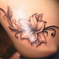 grande inchiostro nero fiore gelsomino tatuaggio su lato