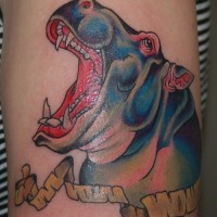 Tatuaje  de hipopótamo multicolor con cinta amarilla