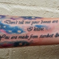 grande bella scrittura con stelle tatuaggio su braccio