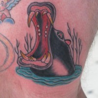 Tatuaje  de hipopótamo hambriento que gruñe