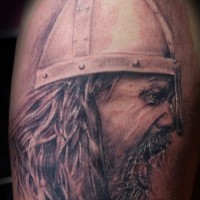 Tatuaje en el brazo,
 guerrero en casco