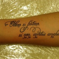 Tattoo von Zitat mit feinen schnörkelartigen Lettern am Arm