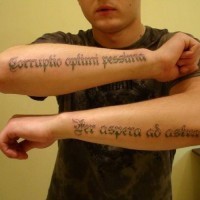grande doppia citazione latina tatuaggio per uomo su due braccia