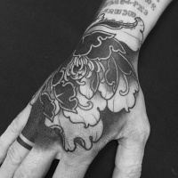 Gran tatuaje gris con flores en la muñeca y el antebrazo