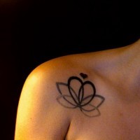bellissimo fiore loto a forma di cuore tatuaggio su spalla
