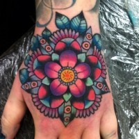 Tatuaje en la mano, 
mandala pintoresca brillante