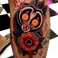 Tatuaje en la pierna,
lémur abigarrado con flor,  old school