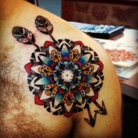 Großarige Oldschool Mandala Blume mit Pfeilen Tattoo an der Schulter