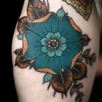 Tatuaje en el brazo, flor extraña preciosa, old school