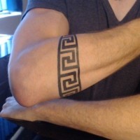 Tatuaje en el antebrazo, pulsera simple ornamentada