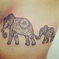 grande ornamento famiglia elefante tatuaggio su costolette di ragazza