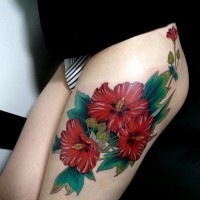 grande fiori rossi tatuaggio per ragazze su coscia