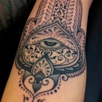 Großartiges religioses Tattoo von schwarzweißem Schutzzeichen am  Unterarm