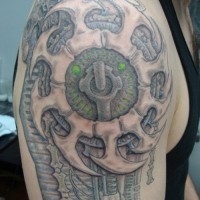 Tatuaje en el brazo, rueda dentada grande metálica
