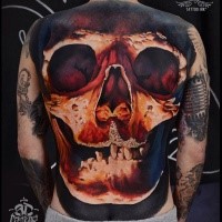 Großes Totenkopf Tattoo auf dem Rücken von A. D. Pancho