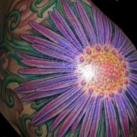 Tatuaje  de flor linda brillante en el hombro