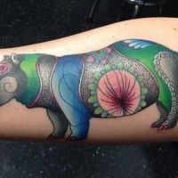 Tatuaje en el antebrazo,
hipopótamo con patrón floral precioso